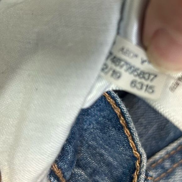 American Eagle 90s Boyfriend Denim Shorts Distressed Size 2 High Rise - Picture 9 of 10